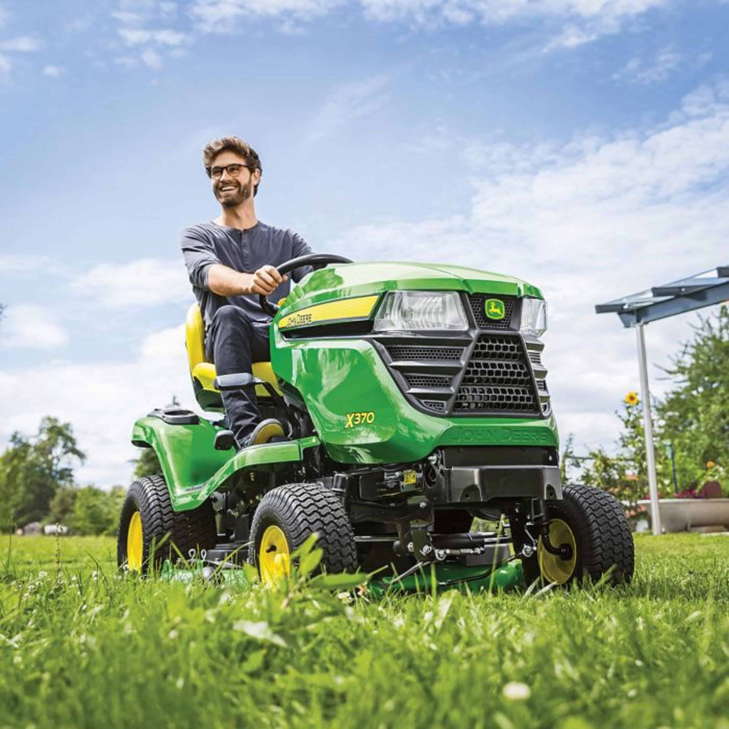 John Deere X370 42′ & 48′ Powerful Midsize Garden Ride On Mower